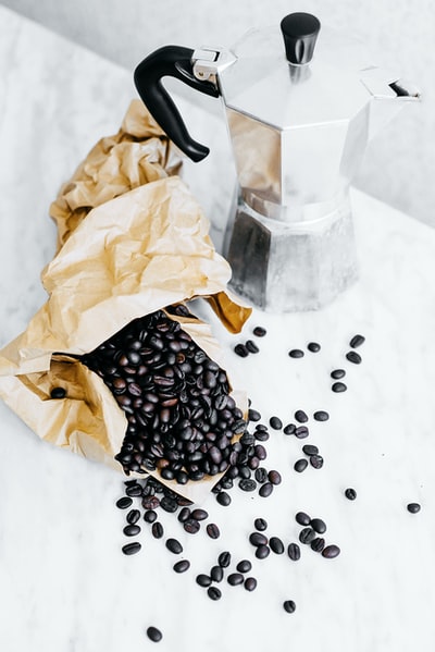黑咖啡豆和灰色摩卡壶